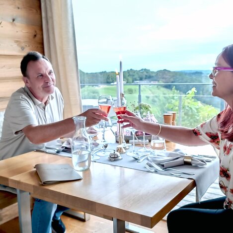 Gemeinsam auf einen schönen Abend anstoßen | © Christian Thomaser