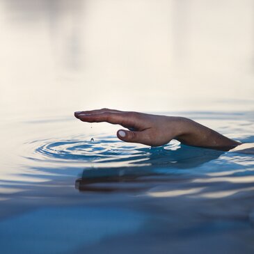 Parktherme Bad Radkersburg, Tag des Wassers, Wasser, Hand in Wasser, Therme | © Parktherme Bad Radkersburg, Klara Tischler