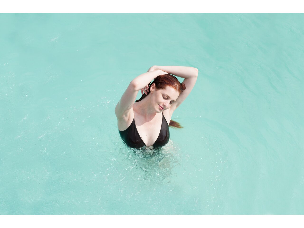 Rogner Bad Blumau, Therme, Wasser, Frau im Wasser, Schwimmen | © Hundertwasser Architekturprojekt