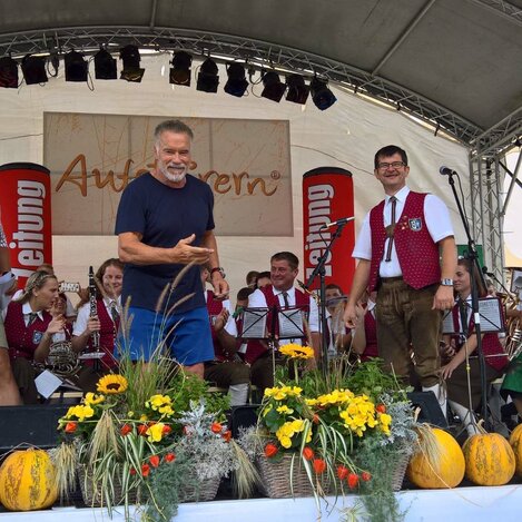 Arnold Schwarzenegger beim Aufsteirern | © Thermen- & Vulkanland