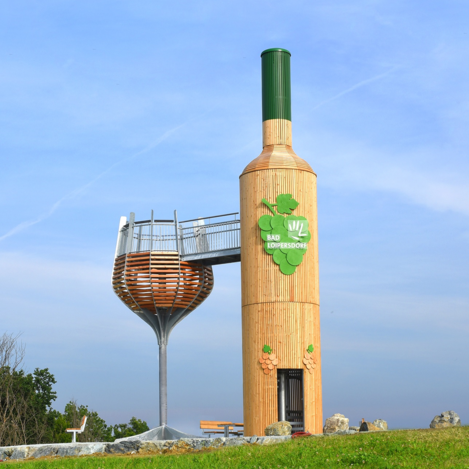 Österreichs größte begehbare Weinflasche mit Weinglas | © Thermen- & Vulkanland | Christian Thomaser