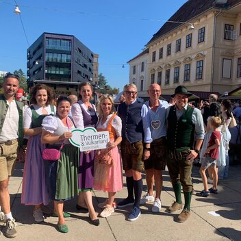 Thermen- & Vulkanland beim Aufsteirern: Jörg Pfeifer, Christine Neuhold, Sonja Skalnik, Landesrätin Barbara Eibinger Miedl, Josef Herk mit Gattin Valentina, Christian Contola, Michael Feiertag (v.l.)