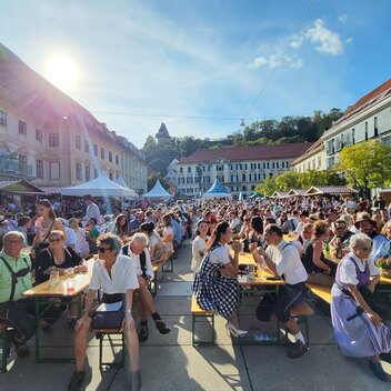 Traumwetter beim Aufsteirern am Karmeliterplatz | © Thermen- & Vulkanland | Christian Thomaser