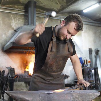 Messerschmiedekunst durch Wolfgang Winkler-Hermaden | © ServusTV | Andreas Graf