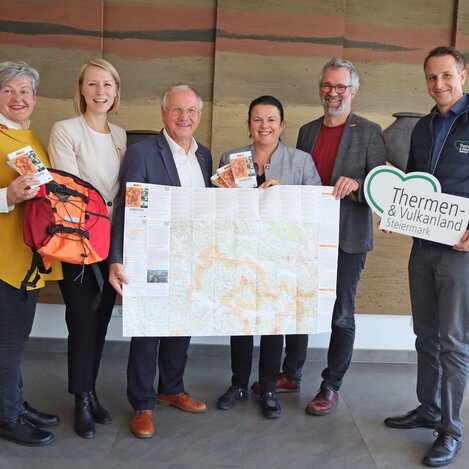 Neue Auflage der Wanderkarte "Auf den Spuren der Vulkane" | © Roman Schmidt