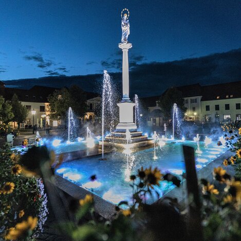 Ton- & Lichtspiele am Marienbrunnen am Fürstenfelder Hauptplatz | © Thermen- & Vulkanland | Jean Van Luelik Photographer