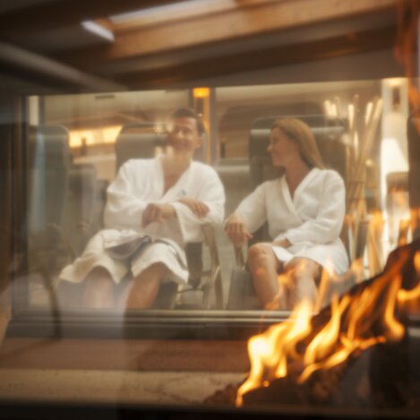 Kuschelige Auszeit im flauschigen Bademantel | © Heiltherme Bad Waltersdorf, Eisenberger