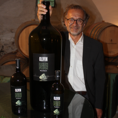 große OLIVIN Flasche im Langen Keller | © Familie Winkler-Hermaden | Familie Winkler-Hermaden