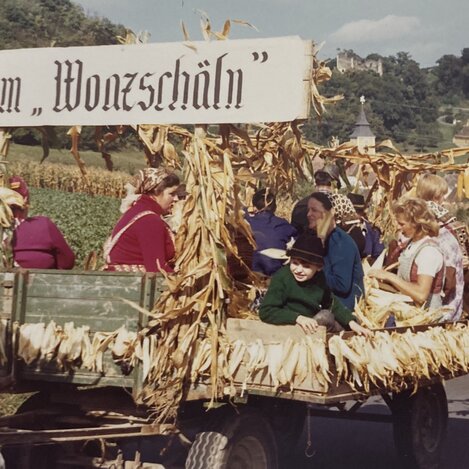 Dekorierter Festwagen am Winzerzug in Klöch | © Thermen- & Vulkanland
