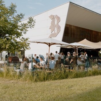 Terrasse Mikrobrauerei Bevog  | © Brauhaus Bevog |  Rene Strgar / JRVisuals