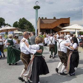 Steirische Volkskultur bei traumhaftem Wetter | © Thermen- & Vulkanland | Christian Thomaser