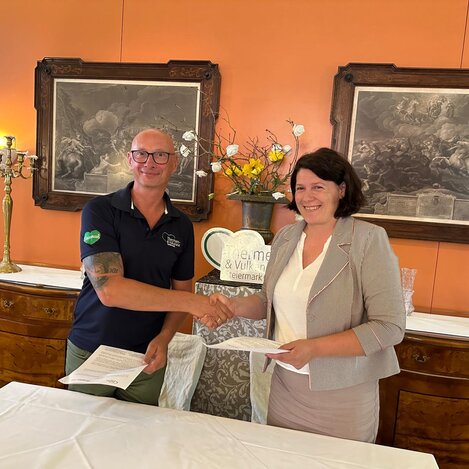 Unterzeichnung der Partnerschaft auf Schloss Kornberg | © Thermen- & Vulkanland