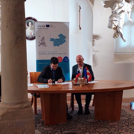 Unterzeichnung von GF Christian Contola | © Thermen- & Vulkanland | Jörg Pfeifer