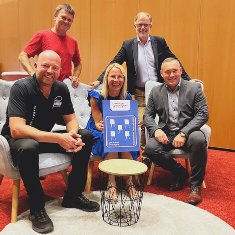 (v.l.n.r. sitzend) Martin Koglmann (S&K GenussCatering), Christina Hultsch (Leiterin Bankett) mit Flipchart-Urkunde, Lars Schmidt (Stellvertr. Hoteldirektor DAS SONNREICH); (v.l.n.r. stehend) Manfred Schadler (Technischer Leiter), Thomas Wolfsegger (Tagen in Österreich)  | © Congress Loipersdorf