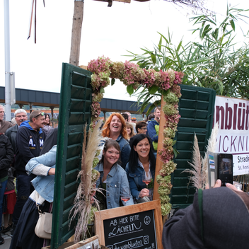 Kreativ gestaltete Wägen rund um das Thema Wein | © Thermen- & Vulkanland | Foto Luttenberger