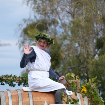 Weingöttin an der Spitze des Umzugs | © Thermen- & Vulkanland | Foto Luttenberger