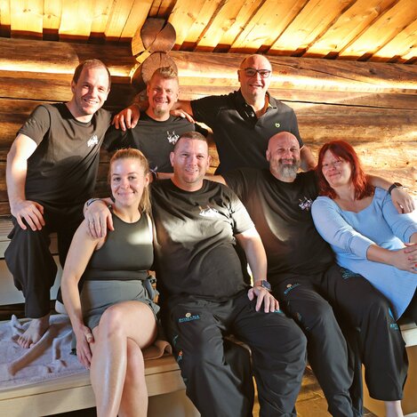 Aufgussmeister Bernd Hofmeister und Team in der Panorama-Sauna | © Thermenresort Loipersdorf