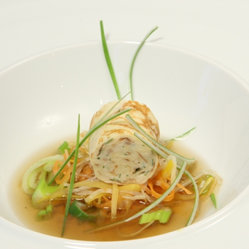 Kräftige Rindssuppe mit Frittatenroulade im Gasthaus Haberl | © Gasthaus Haberl & Fink´s Delikatessen