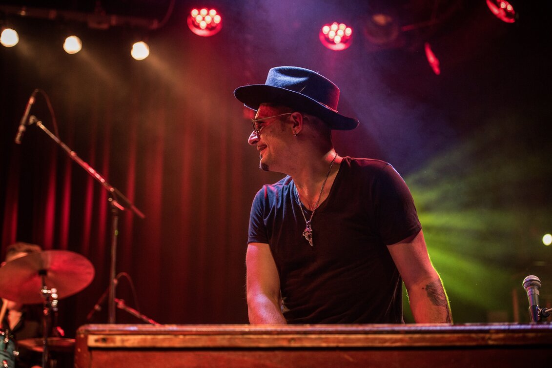 Raphael Wressnig ist einer der erfolgreichsten Musiker des Landes und durch sein eindrucksvolles Spiel auf der Original Vintage Hammond zum Inbegriff des modernen Hammond-Organisten geworden. | © Aleksandra Prünner | © Aleksandra Prünner