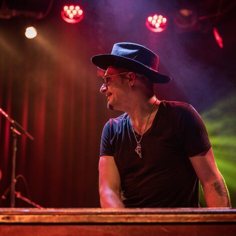 Raphael Wressnig ist einer der erfolgreichsten Musiker des Landes und durch sein eindrucksvolles Spiel auf der Original Vintage Hammond zum Inbegriff des modernen Hammond-Organisten geworden. | © Aleksandra Prünner | © Aleksandra Prünner