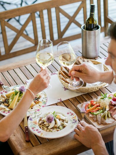 Steirische Brettljause im Buschenschank genießen | © Thermen- & Vulkanland | Harald Eisenberger