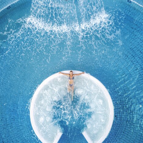 Pure Entspannung im wohltuenden Thermalwasser | © Thermen- & Vulkanland  | Michael Königshofer