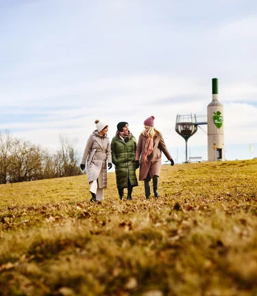 Winter hiking in mild temperatures | © Thermen- & Vulkanland | Michael Königshofer