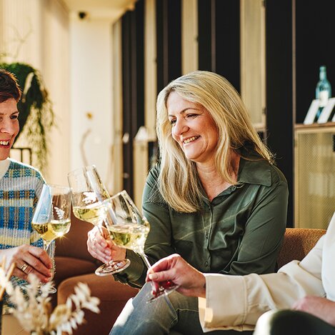 Weinverkostung in der VINO.TAKE | © Thermen- & Vulkanland | Michael Königshofer