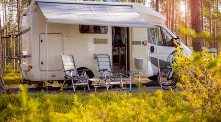 Family vacation travel RV, holiday trip in motorhome | © Andrey Armyagov