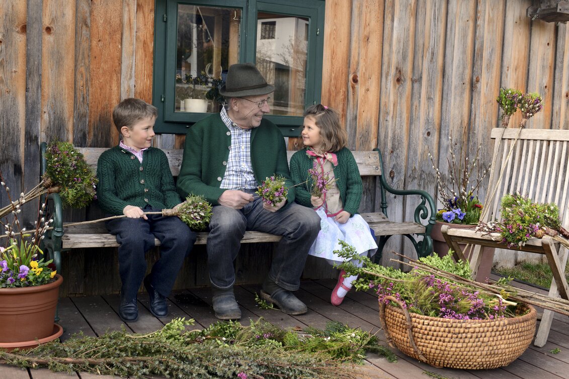Großvater und Enkelkinder beim Palmbuschenbinden  | © c Steiermark Tourismus / bigshot.at | Erich Hagspiel