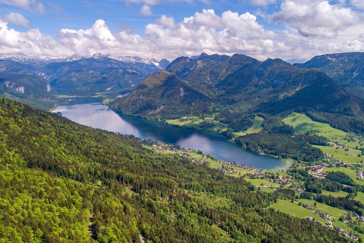 Sommerliche Vogelperspektive auf den Grundlsee im Ausseerland Salzkammergut: Glasklares Wasser, grüne Ufer und beeindruckende Berglandschaft – ein Naturparadies in der Steiermark. | © TVB Ausseerland