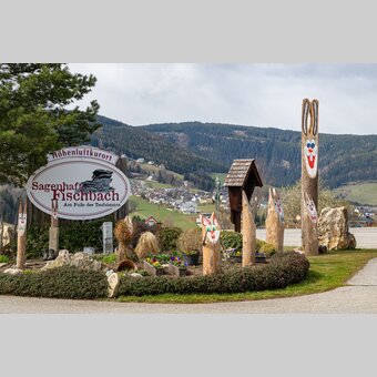 Ortstafel Fischbach umrundet von hölzernen Osterhasen | ©  Oststeiermark Tourismus | Rene Strasser