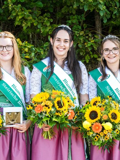 Blumenkönigin und Blumenprinzessinen 2023 | © TV Oststeiermark | Rene Strasser