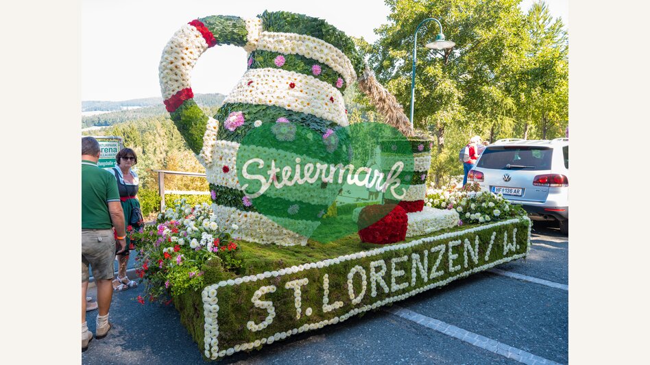 Blumenwagen der Gemeinde St. Lorenzen am Wechsel | ©  Oststeiermark Tourismus | Rene Strasser