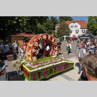 Blumenwagen der Gemeinde St. Kathrein am Offenegg | ©  Oststeiermark Tourismus | Rene Strasser