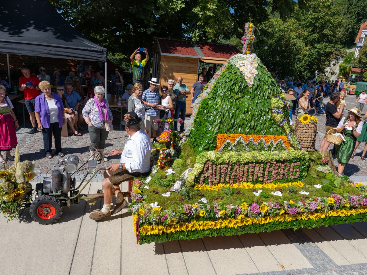 Flower wagon of the village community Kraxndörfl | ©  Oststeiermark Tourismus | Rene Strasser