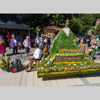 Blumenwagen der Dorfgemeinschaft Kraxndörfl | ©  Oststeiermark Tourismus | Rene Strasser