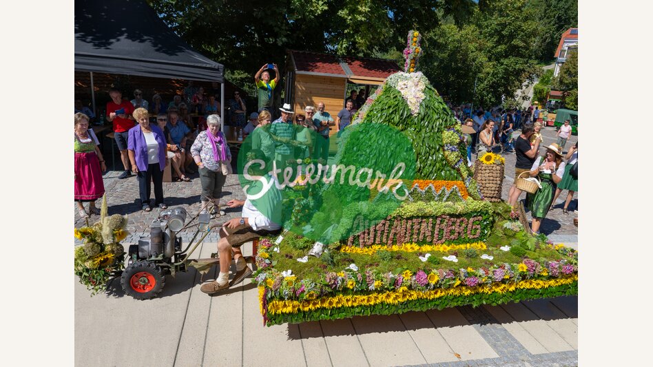 Blumenwagen der Dorfgemeinschaft Kraxndörfl | ©  Oststeiermark Tourismus | Rene Strasser