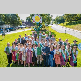 Ehrengäste und Hoheiten beim Blumenkorso Pöllauberg 2023 | © TV Oststeiermark | Rene Strasser