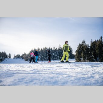 Vier Skifahrer im verschneiten Joglland | ©  Oststeiermark Tourismus | Joglland-Waldheimat, Klaus Ranger