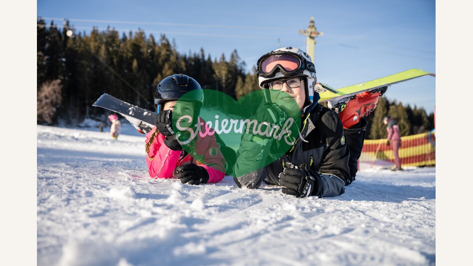 Kinder im Schnee mit Ski in der Joglland-Waldheimat | ©  Oststeiermark Tourismus | Joglland-Waldheimat, Klaus Ranger