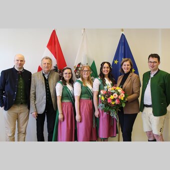 Blumengrüße in der Hofburg mit Landesrätin Barbara Eibinger-Miedl | © Land Steiermark | Land Steiermark