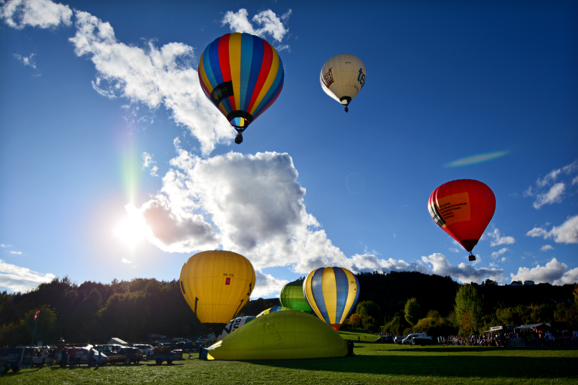 Heißluftballone beim Ballonstartplatz in Puch bei Weiz in der Oststeiermark | © 
Oststeiermark Tourismus | Christian Strassegger