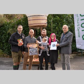 Die Gewinnerfamilie mit Paul Freiberger, Thomas Lattinger und Josef Hirt (v.l.) | © Frutura