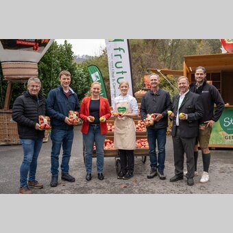 Manfred Hohensinner, Josef Knap, Katrin Hohensinner-Häupl, Daniela Schweighofer, Helmut Erlacher, Stefan Lipp und Paul Freiberger (v.l.) beim Erntedank in der Tierwelt Herberstein | © Frutura