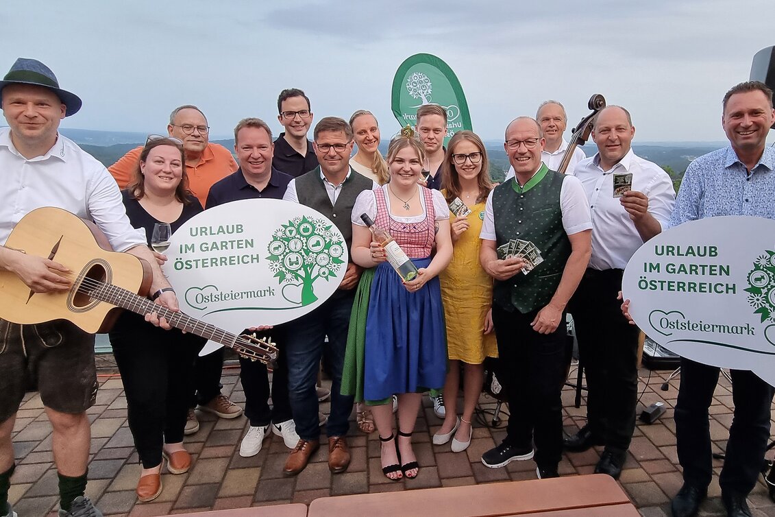 Gruppenfoto beim Pressevent zu Sommer im Garten Österreichs | © TV Oststeiermark | Nina Darnhofer