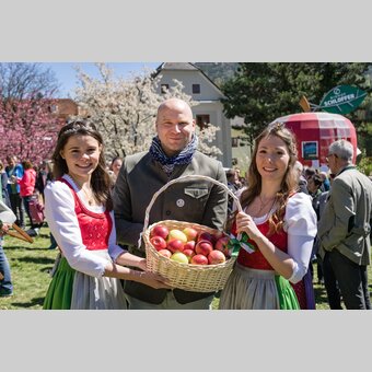 Apfelhoheiten mit Stefan Schindler beim Apfelblütenfest in der Oststeiermark | © TV Oststeiermark | Viktor Fertsak