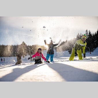Familie bei herrlichen Winterbedingungen in der Oststeiermark | ©  Oststeiermark Tourismus | Klaus Ranger