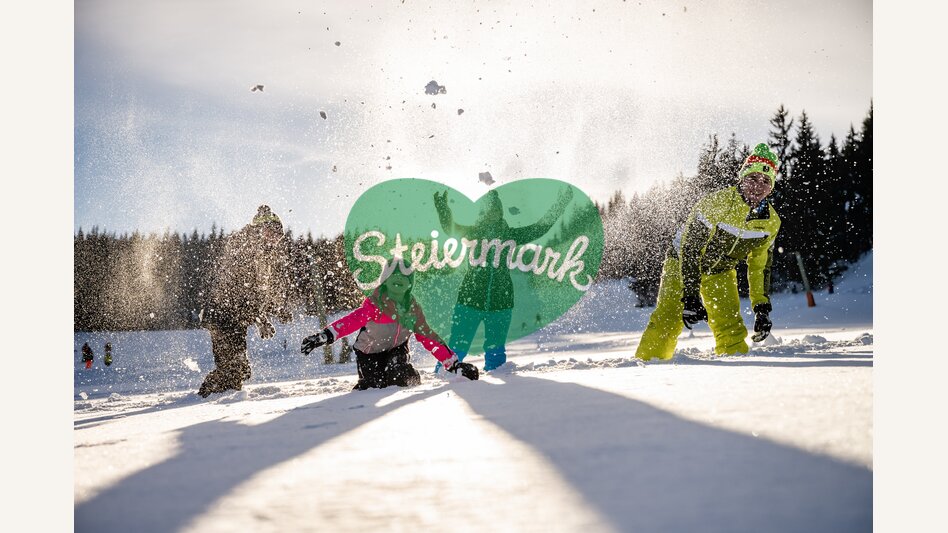 Familie bei herrlichen Winterbedingungen in der Oststeiermark | ©  Oststeiermark Tourismus | Klaus Ranger