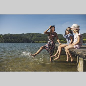 Familie am Steg beim Stubenbergsee in der Oststeiermark | ©  Oststeiermark Tourismus | Bernhard Bergmann